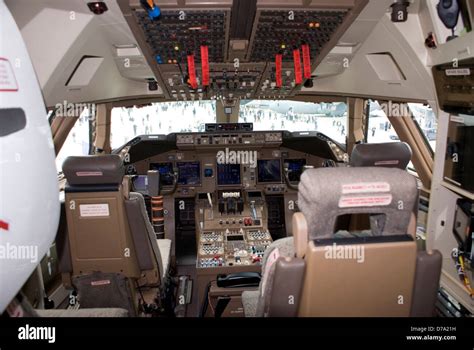 Flightdeck Boeing 747 8 Test Aircraft Stock Photo Alamy