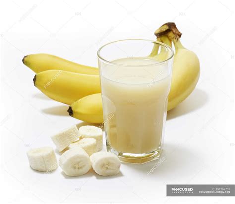 Glass Of Banana Juice With Bananas — Drink Sweet Stock Photo