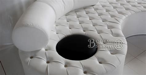 Il divano clementina di softhouse è imbottito e rivestito in tessuto, con ricamo applicato sulla spalliera. Boheme Salotti