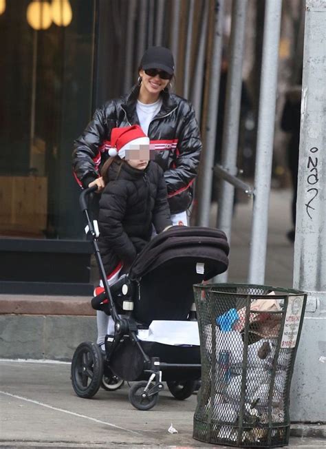 Irina Shayk Walking Around Nyc Together With Her Daughter Lea 2