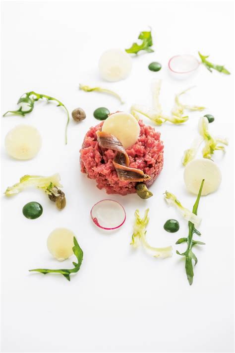 Affettate il limone rimasto e sistematelo su un piatto da portata assieme alla tartare di manzo. Tartare di manzo di razza calvana - Italian Gourmet