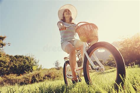 La Bella Ragazza Sorridente Guida La Bicicletta Fotografia Stock Immagine Di Atletico