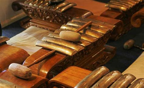 Alat musik yang berasal dari indonesia ini adalah alat musik tradisional yang memiliki bentuk unik dan memiliki suara yang indah sasando termasuk kedalam alat musik petik yang berbentuk unik. Mengenal 11 Alat Musik Tradisional dari Jawa Tengah