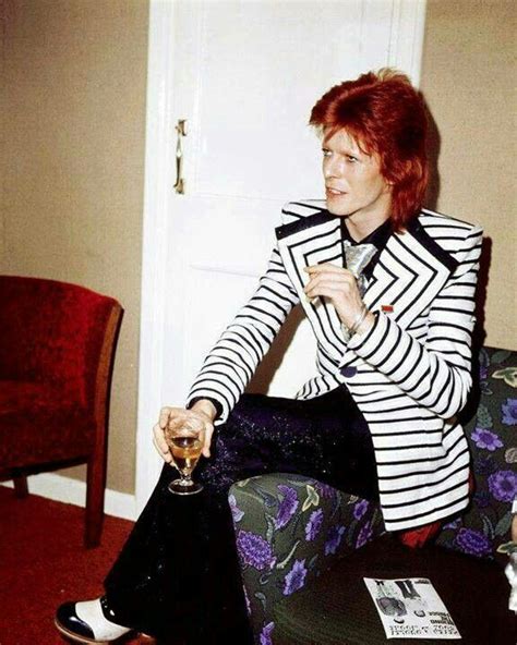 18 Vintage Photos Capture The Iconic Androgynous Style Of David Bowie