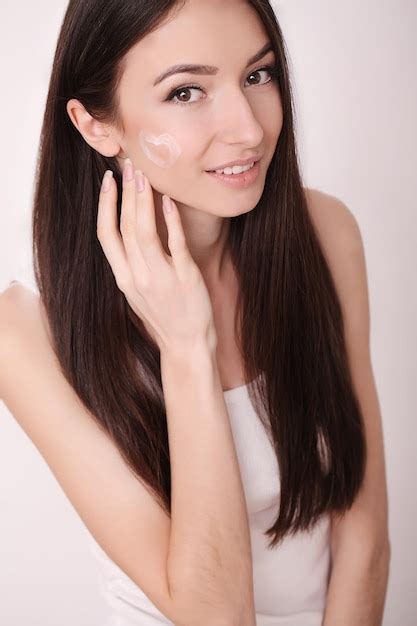 Premium Photo Attractive Girl Putting Antiaging Cream On Her Face