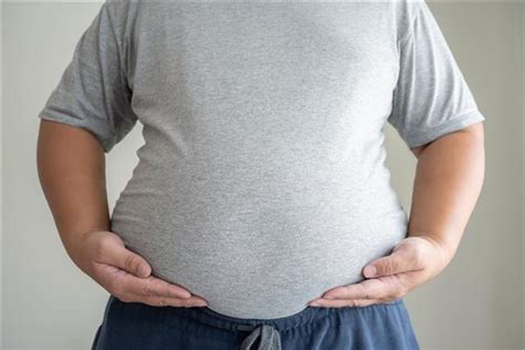 مرد چاق وزن را در مقیاس سبک زندگی سالم و عادات بد مجموعه ای از آیکون های رژیم غذایی اندازه گیری