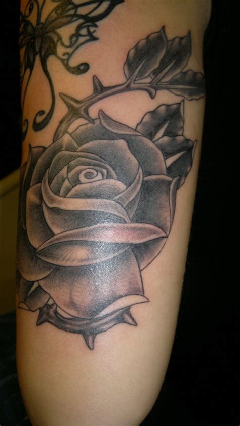Ihrer schönheit und ihrem anmut kann man sich nur schwer entziehen. plain pain tattoo: Ros Rose Tattoo Black&Grey