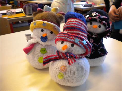 Il a l'avantage d'être bon marché, et facilement réalisable. Bricolage de Noël : le bonhomme de neige "chaussettes ...