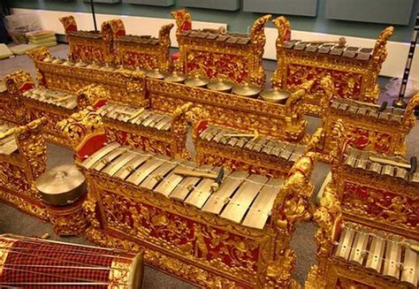 Berikut ini contoh alat musik bali yang lengkap disertai penjelasan seperti cara memainkannya dan gambarnya juga. 15 Alat Musik Tradisional Bali: Pengertian, Sejarah, Contoh