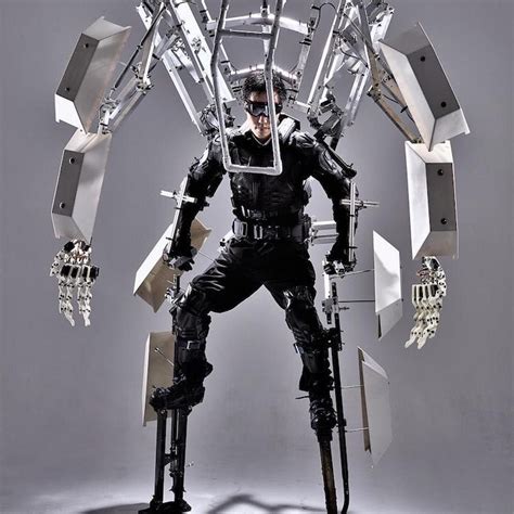 A Giant Kinetic Mechanical Exoskeleton That Can Increase The Size And