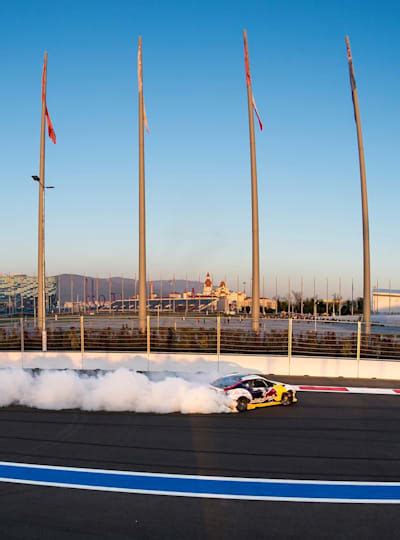 VÍdeo Fazendo Drift Na Curva Mais Longa Da F1