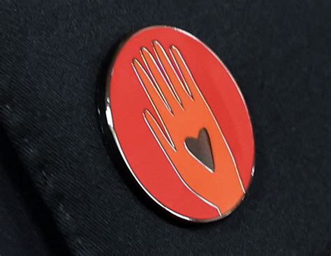 Why Did Hollywood Stars Wear Red Pin Badges At The Oscars Ceremony