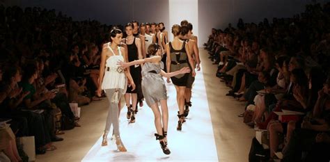 top 10 fashion models falling on the runway at fashion week [photos] ibtimes