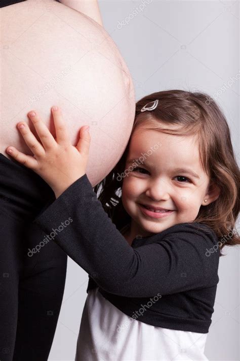 Feliz Hija Abrazando Su Vientre Madre Embarazada Fotografía De Stock
