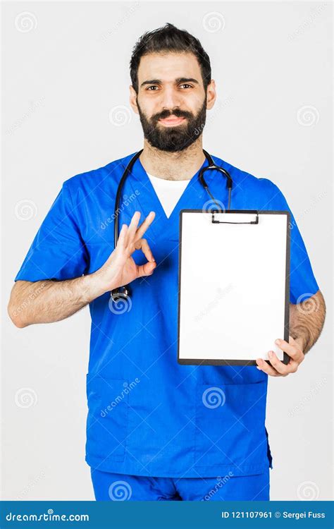Doctor In De Blauwe Robe Met Stethoscoop Naar Klembord Geïsoleerd Op