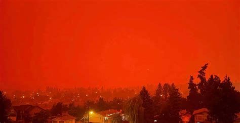 In Pics More Than 1000 Wildfires Ravage Canada Sky Turns Red World