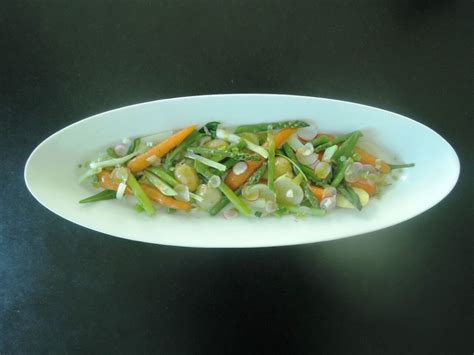 This is part of the 3 basic vegetable cuts. Gemüse mit Bärlauchvinaigrette | Elisabeth Fülscher