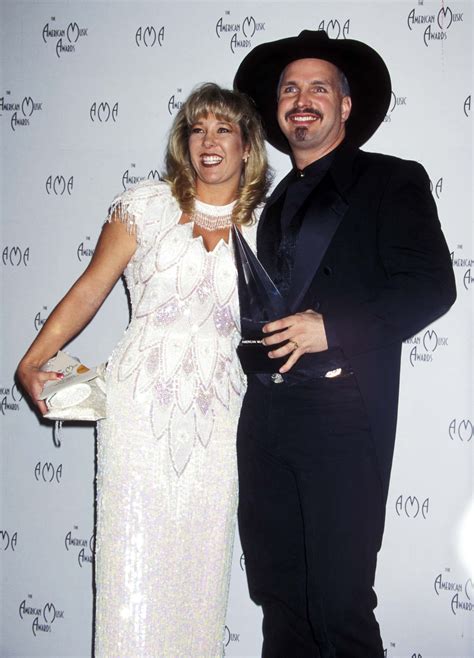 Why Did Garth Brooks Spilt From First Wife Sandy Mahl A Look At Singer