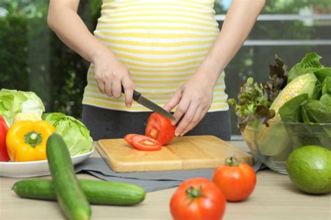 Share these tips to help pregnant women eat healthy. Healthy Food Choices During Pregnancy | Celeb Baby Laundry