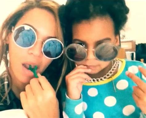 Beyonce Strikes A Pose With Blue Ivy Picture Beyonce Through The Years Abc News