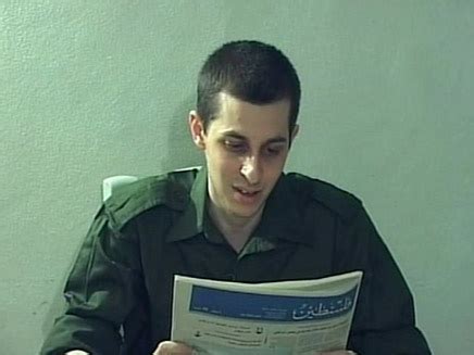 לאחר טיסה שנייה ביסעור, הוא שב בשיירה למצפה הילה, נראה נפעם ושם את היד על ליבו. אחרי 11 ניסיונות השנה: בצה"ל מנסים להתגונן מפני החטיפה הבאה