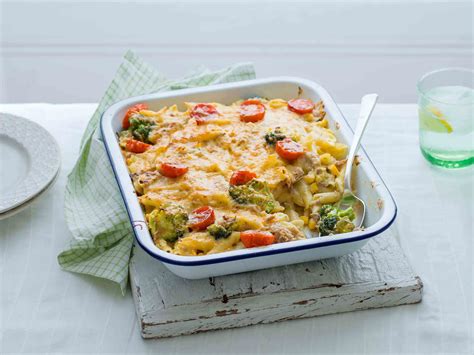 Pass grated parmesan cheese at the table or, alternatively, toss pasta and sauce together, then serve, passing grated cheese. Tuna pasta bake | Recipe in 2020 | Tuna pasta bake, Food ...