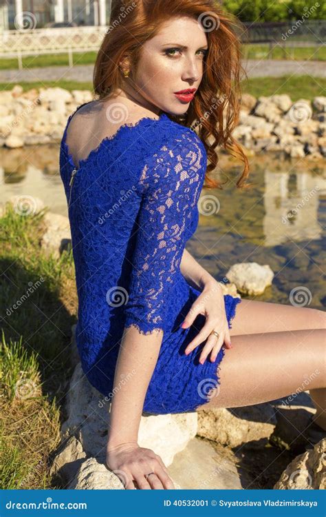 Mujer Pelirroja Hermosa En Vestido Azul Del Cordón Foto De Archivo Imagen 40532001