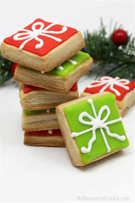 The holidays seem to bring out the cookie baker, maker and decorator in so many of us. Step-by-step decorating instructions to make Christmas present cookies | Christmas cookies ...