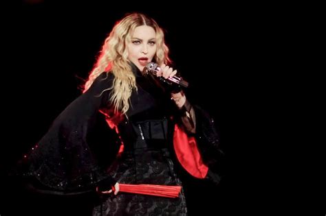Buzz Madonna dévoile complètement sa poitrine Le Matin