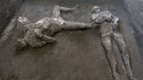 富豪と奴隷の遺体跡、ポンペイ遺跡で新たに発見 Bbcニュース