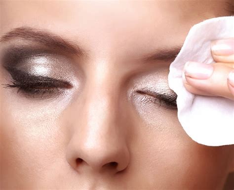 Here Is How You Can Remove Your Make Up With Natural Ingredients