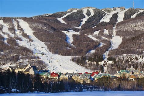 Le Domaine De Ski Du Mont Tremblant Avec Ses Pistes Exceptionnelles Et Son Village Enchanteur