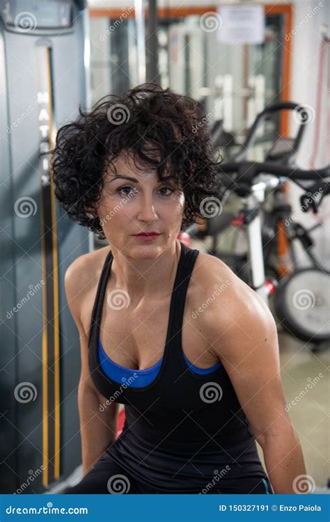Front Portraits Of A Short Hair Brunette Woman Exercising At The Gym Stock Image Image Of