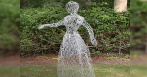 How To Make A Diy Chicken Wire Ghost For Halloween 12 Tomatoes