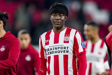 Madueke began his career playing for tottenham hotspur; Madueke in luxepositie tijdens onderhandelingen met PSV ...