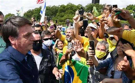 Bolsonaro Participa De Manifestação E Confraterniza Com A População