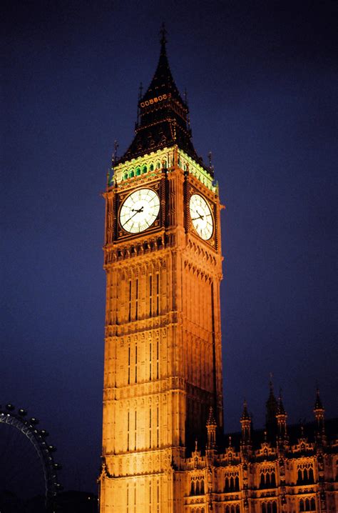Big ben ist eigentlich der name einer riesigen, 14 tonnen schweren glocke, die im turm hängt. London