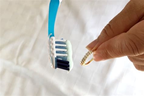 Toothpaste take a pea sized amount of toothpaste on a dish and rub into the silver using a dish washing sponge. 20 Frugal Ways to Use Toothpaste- the Best Toothpaste Hacks