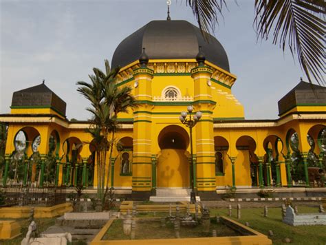 Panduan halatuju ke masjid kota damansara, petaling jaya, dengan pengangkutan awam. Masjid Al-Osmani - Masjid Tertua di Kota Medan