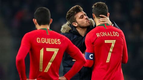 Cristiano Ronaldo Gets Kiss From Pitch Invading Portugal Fan Video Espn