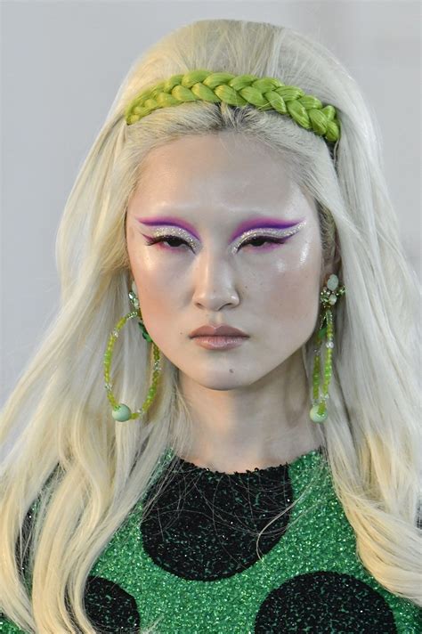 7 Top Beauty Trends From The Fall 2020 Runways Makeup Trends Top