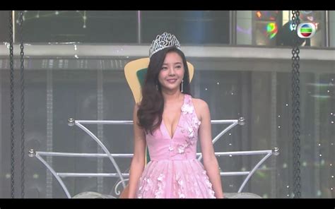 #余思霆 #思家霆園 #迪士尼 #disney #簡淑兒 #陳婉衡 #朱敏瀚 #鞏姿希. 【中華小姐選舉】 2017年冠軍余思霆做頒獎嘉賓 性感DeepV從天而降搶曬焦點 | Jdailyhk