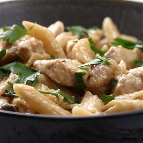 Heat the oil in a skillet over medium heat. Meal-Prep Garlic Chicken And Veggie Pasta | Recipe ...