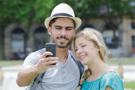 Couple De Touristes Femme Et Homme Prenant Le Selfie De Vacances Image