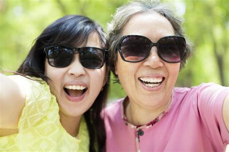 Madre Mayor E Hija Que Toman El Selfie Foto De Archivo Imagen De