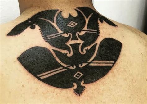 Di sebelah kiri ada tato besar, menutupi lengan bawah, bahu, bisep, bagian dada dan lengan. Motif Tato Dayak Iban yang Terkenal