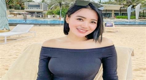 Intip Pose Menantang Wika Salim Pakai Bikini Hitam Di Pantai Warganet