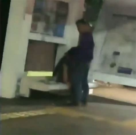 viral sepasang kekasih cuek beradegan mesum di halte kramat raya netizen barbar