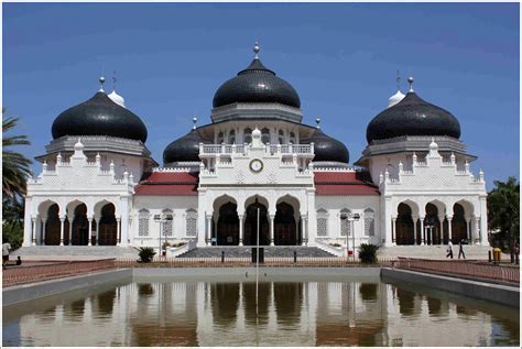 6 Bangunan Masjid Terkenal Di Indonesia ~ Ruana Sagita