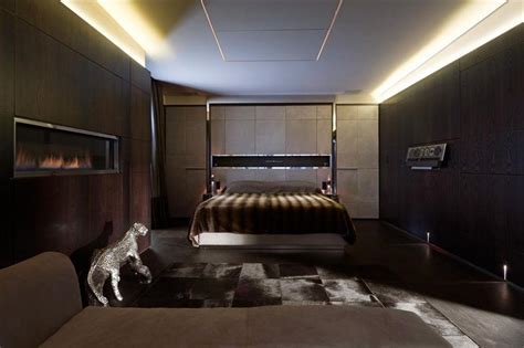 La prima notte nella loro nuova casa, tre sconosciuti fanno irruzione per cercare una grossa somma di denaro che il precedente proprietario dell'appartamento aveva nascosto in casa. The most jaw-dropping home features money can buy ...